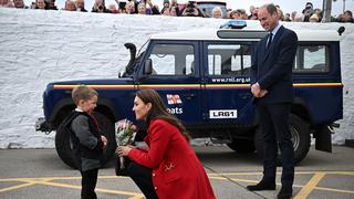 Prinzessin Kate bekommt vom kleinen Theo Crompton aus Wales Rosen überreicht,