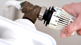 ARCHIV - 07.03.2019, Niedersachsen, Hannover: Eine Frau dreht am Thermostat einer Heizung. Schon im vergangenen Jahr haben Verbraucherinnen und Verbraucher fürs Heizen deutlich mehr hinlegen müssen - in diesem Jahr werden die Heizkosten noch stärker zulegen. (zu dpa «Heizen wird noch einmal deutlich teurer - auch Holz betroffen») Foto: Hauke-Christian Dittrich/dpa +++ dpa-Bildfunk +++