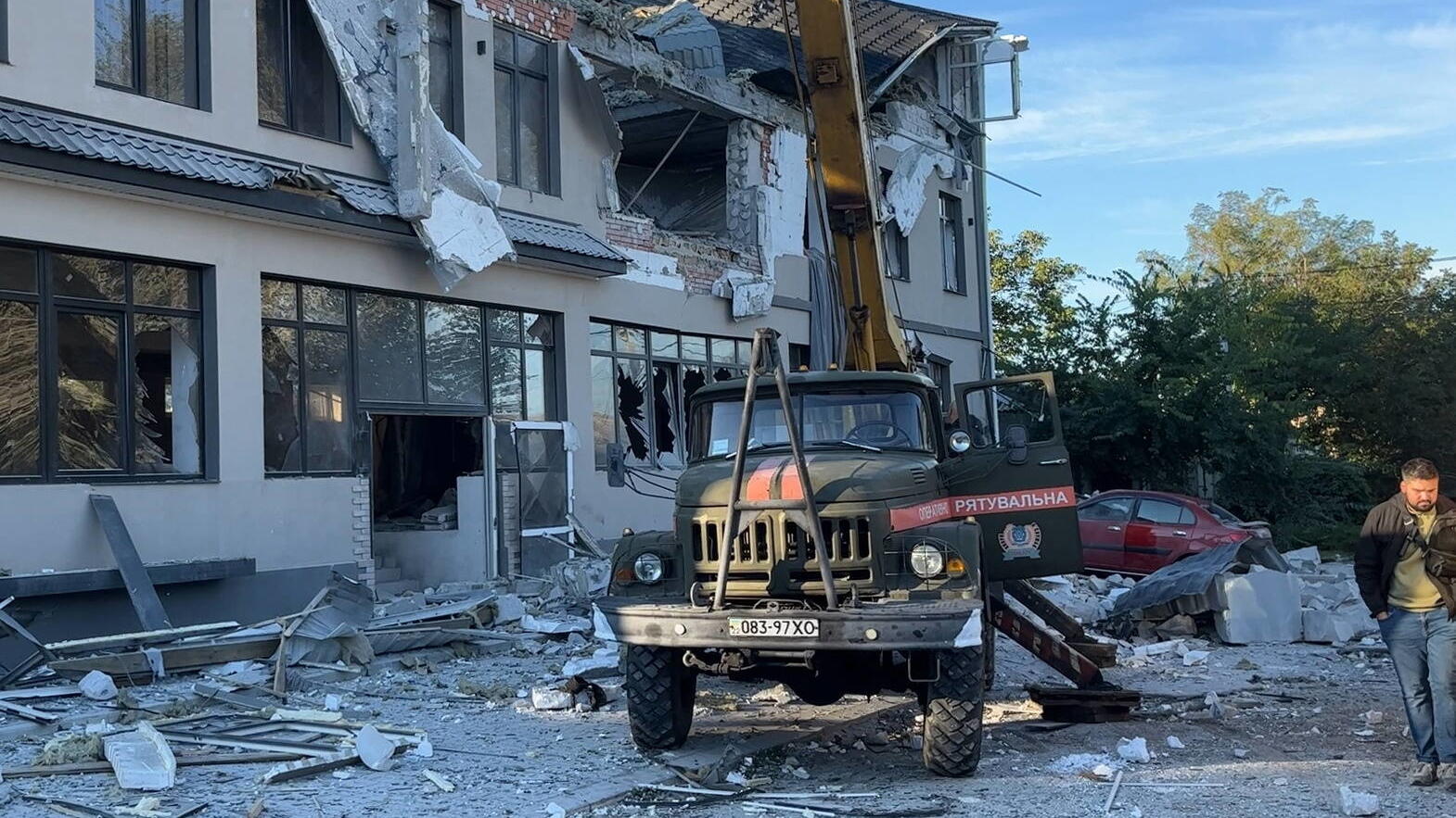 ein-wohngebiet-in-der-ukraine-kurz-nach-einem-raketenangriff-symbolbild