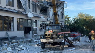  KHERSON, UKRAINE - SEPTEMBER 25, 2022: A view of a hotel damaged in a shelling attack by the Armed Forces of Ukraine. The Russian Armed Forces are carrying out a special military operation in Ukraine in response to requests from the leaders of the Donetsk People s Republic and Lugansk People s Republic for assistance. Video grab. Best quality available. Vladimir Bondarenko/TASS PUBLICATIONxINxGERxAUTxONLY TS143C45