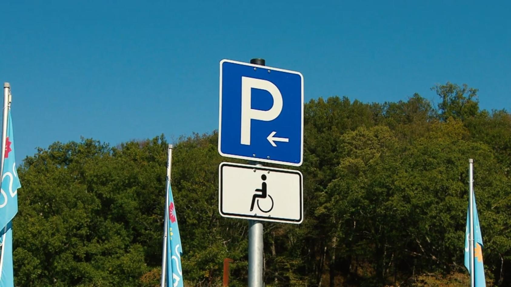 fragwurdige-planung-ein-behindertenparkplatz-ohne-einfahrt