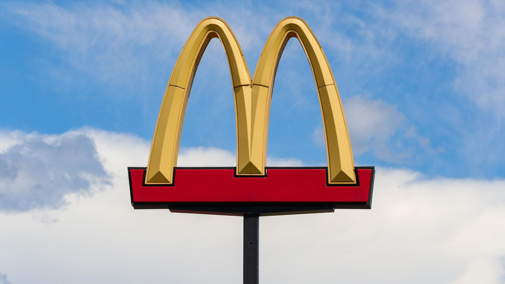 Il logo di McDonald's contro un cielo blu