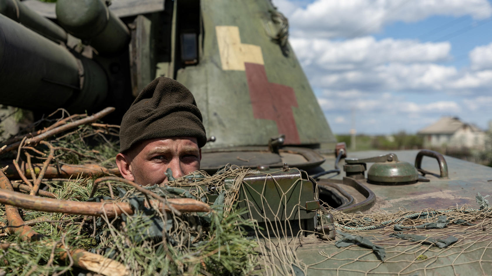 ein-ukrainischer-soldat-schaut-wahrend-des-russischen-einmarsches-in-die-ukraine-in-der-frontstadt-lyman-aus-einem-panzer-heraus