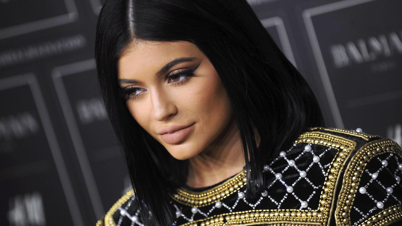 Die sonst so perfekt gestylte Kylie Jenner hat sich die Augenbrauen gebleicht.