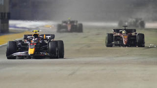 02.10.2022, Singapur: Motorsport: Formel-1-Weltmeisterschaft, Grand Prix von Singapur, Rennen auf dem Marina Bay City Circuit: Sergio Perez (l) aus Mexiko vom Team Red Bull Racing führt vor Charles Leclerc aus Monaco vom Team Ferrari. Foto: Vincent Thian/AP/dpa +++ dpa-Bildfunk +++