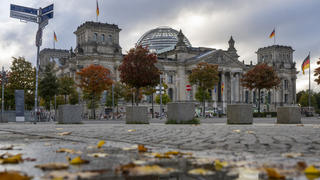 03.10.2022, Berlin: Das Reichstagsgebäude, Sitz des deutschen Bundestags, spiegelt sich am Morgen in einer Pfütze. Foto: Monika Skolimowska/dpa +++ dpa-Bildfunk +++