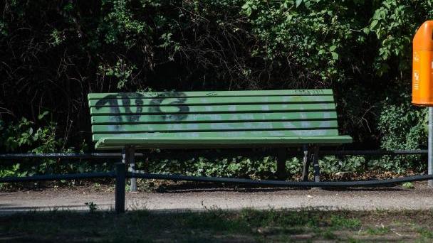 auf-einer-parkbank-soll-der-unbekannte-den-39-jahrigen-vergewaltigt-haben-symbolbild-arne-immanuel-banschdpaarchivbild