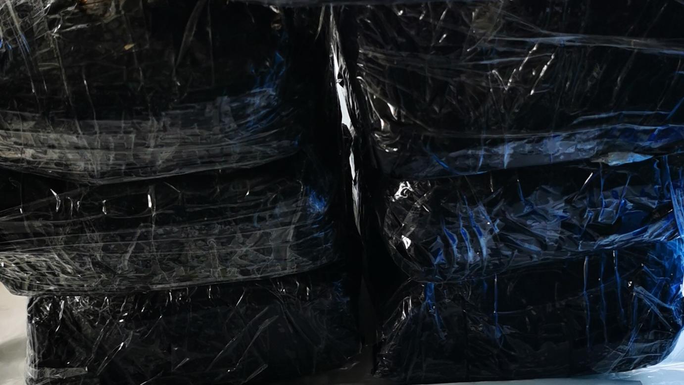 der-beschuldigte-transportierte-das-rauschgift-in-sieben-vakuumierten-mit-schwarzer-folie-umwickelten-paketen