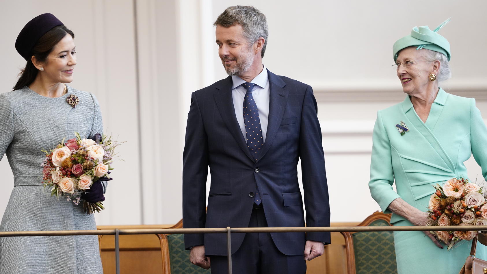 Von links: Dänemarks Kronprinzessin Mary, Kronprinz Frederik und Königin Margrethe bei der Eröffnung des dänischen Parlaments im Schloss Christiansborg in Kopenhagen.