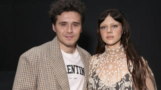 02.10.2022, Frankreich, Paris: Brooklyn Beckham und seine Frau Nicola Peltz Beckham, Schauspielerin aus den USA, kommen zur Präsentation der Valentino Frühjahr/Sommer 2023 Modekollektion auf der Pret-a-porter-Schauen in Paris. Foto: Vianney Le Caer/Invision/AP/dpa +++ dpa-Bildfunk +++