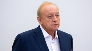 05.10.2022, Bayern, München: Alfons Schuhbeck, Koch und Unternehmer, steht vor Prozessbeginn als Angeklagter im Gerichtssaal im Landgericht München I. Die Staatsanwaltschaft hat Schuhbeck wegen des Verdachts der Steuerhinterziehung angeklagt. Foto: Sven Hoppe/dpa +++ dpa-Bildfunk +++