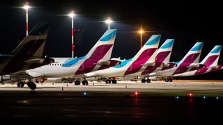 06.10.2022, Hamburg: Flugzeuge der Fluggesellschaft Eurowings stehen auf dem Flughafen. Piloten der Fluggesellschaft Eurowings sind heute in einen ganztägigen Streik getreten. (zu dpa «Pilotenstreik bei Eurowings hat begonnen») (Wiederholung mit verändertem Bildausschnitt) Foto: Daniel Bockwoldt/dpa/Daniel Bockwoldt +++ dpa-Bildfunk +++