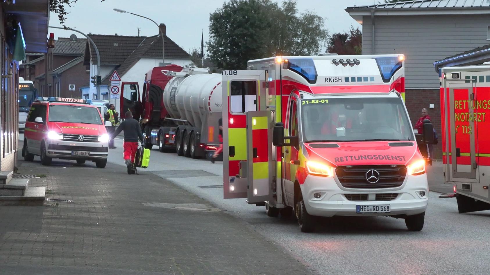 Kreis Steinburg T Dlicher Abbieger Unfall Junge Von Lkw Erfasst