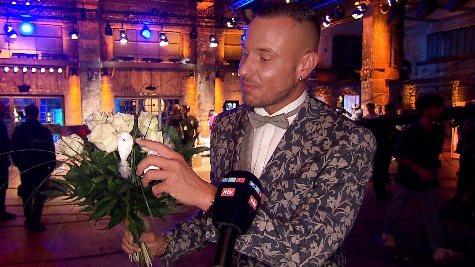 Eric Sindermann mit Rosen und Friedenstaube