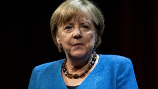 ARCHIV - 07.06.2022, Berlin: Die ehemalige Bundeskanzlerin Angela Merkel (CDU) steht im Berliner Ensemble. Merkel erhält den Nansen-Preis des UN-Flüchtlingshilfswerks (UNHCR). (zu dpa: «Angela Merkel bekommt Nansen-Preis des UN-Flüchtlingshilfswerks») Foto: Fabian Sommer/dpa +++ dpa-Bildfunk +++