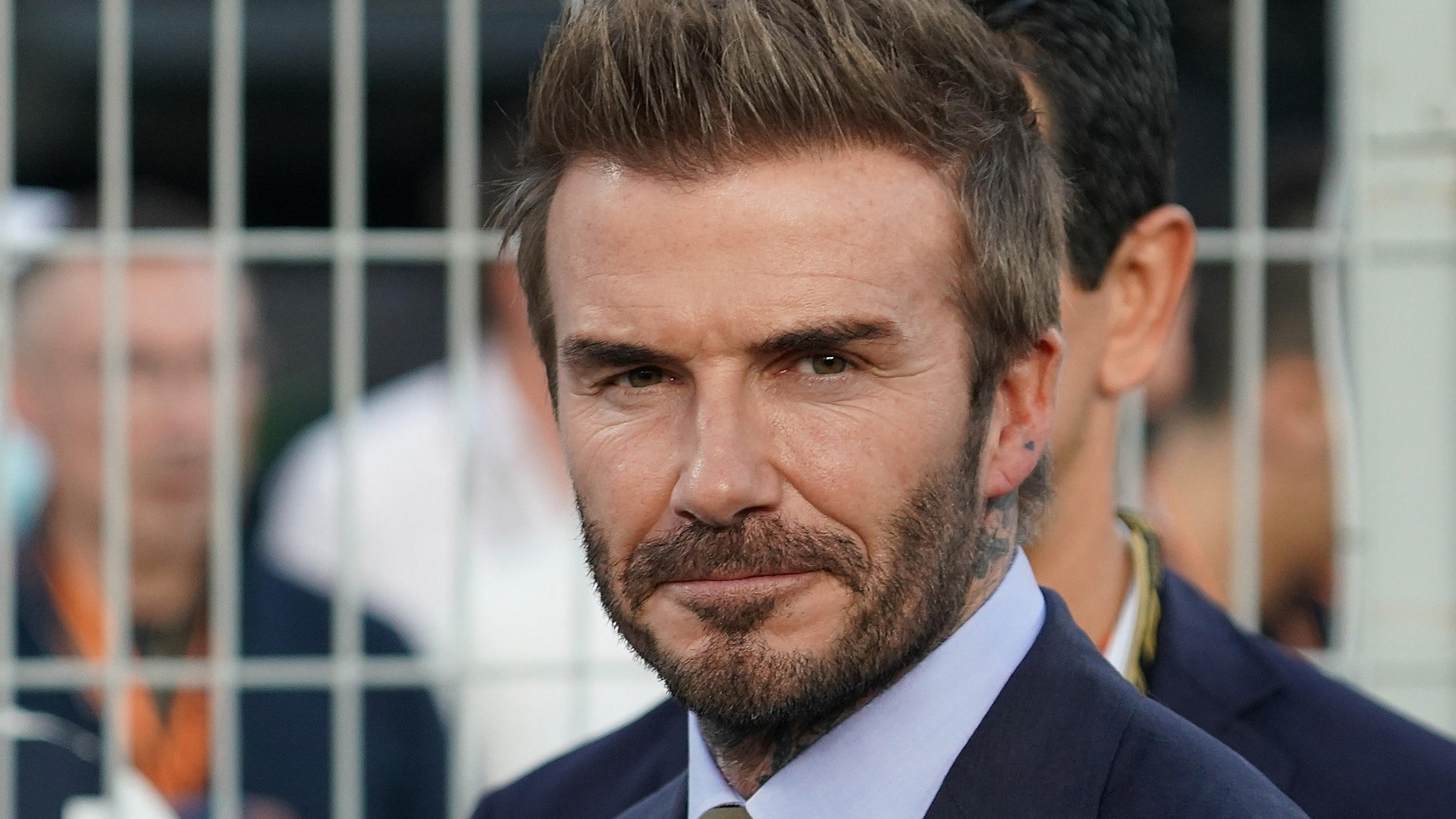 ARCHIV - 21.11.2021, Katar, Lusail: David Beckham, ehemaliger Fußballprofi, steht vor Rennbeginn der Formel-1-Weltmeisteschaft Grand Prix von Katar auf der Strecke. (zu dpa «David Beckham steht in der Warteschlange für Blick auf Queen-Sarg») Foto: Ha