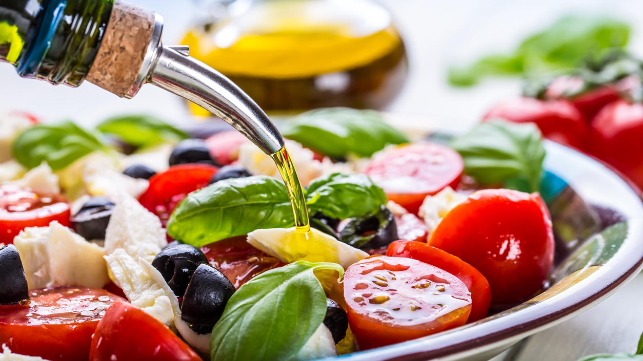 Eine mediterrane Ernährung zeichnet sich durch frisches Obst und Gemüse, gesundes Öl und frischen Fisch aus.