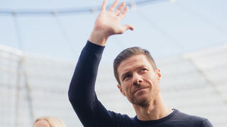 08.10.2022, Nordrhein-Westfalen, Leverkusen: Fußball: Bundesliga, Bayer Leverkusen - FC Schalke 04, 9. Spieltag, BayArena. Leverkusens Leverkusens Trainer Xabi Alonso winkt vor der Partie in die Runde. Foto: Marius Becker/dpa - WICHTIGER HINWEIS: Gemäß den Vorgaben der DFL Deutsche Fußball Liga bzw. des DFB Deutscher Fußball-Bund ist es untersagt, in dem Stadion und/oder vom Spiel angefertigte Fotoaufnahmen in Form von Sequenzbildern und/oder videoähnlichen Fotostrecken zu verwerten bzw. verwerten zu lassen. +++ dpa-Bildfunk +++