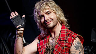 ARCHIV - 24.09.2022, Hamburg: Designer, Musiker und Buchautor Bill Kaulitz steht bei der Verleihung des Anchor Award 2022 im Rahmen des Reeperbahn-Festivals auf der Bühne. Der Sänger von Tokio-Hotel würde sich gern wieder verlieben. Foto: Axel Heimken/dpa +++ dpa-Bildfunk +++