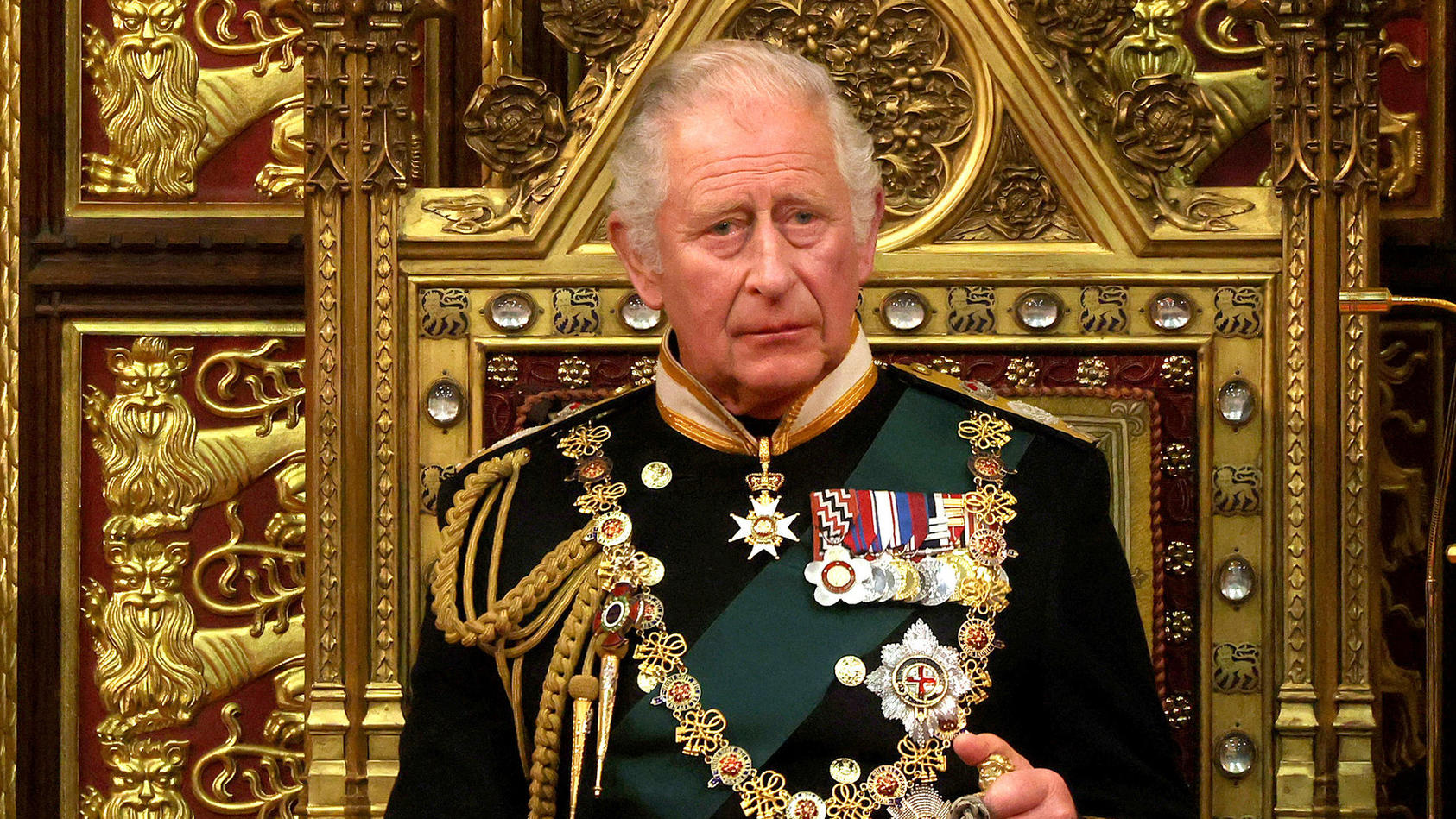 ARCHIV - 10.05.2022, Großbritannien, London: Charles, Prinz von Wales, verliest die Rede der Königin zur Eröffnung der neuen Sitzungsperiode des Parlaments im House of Lords - neben ihm liegt die Imperial State Crown auf einem Kissen. König Charles I