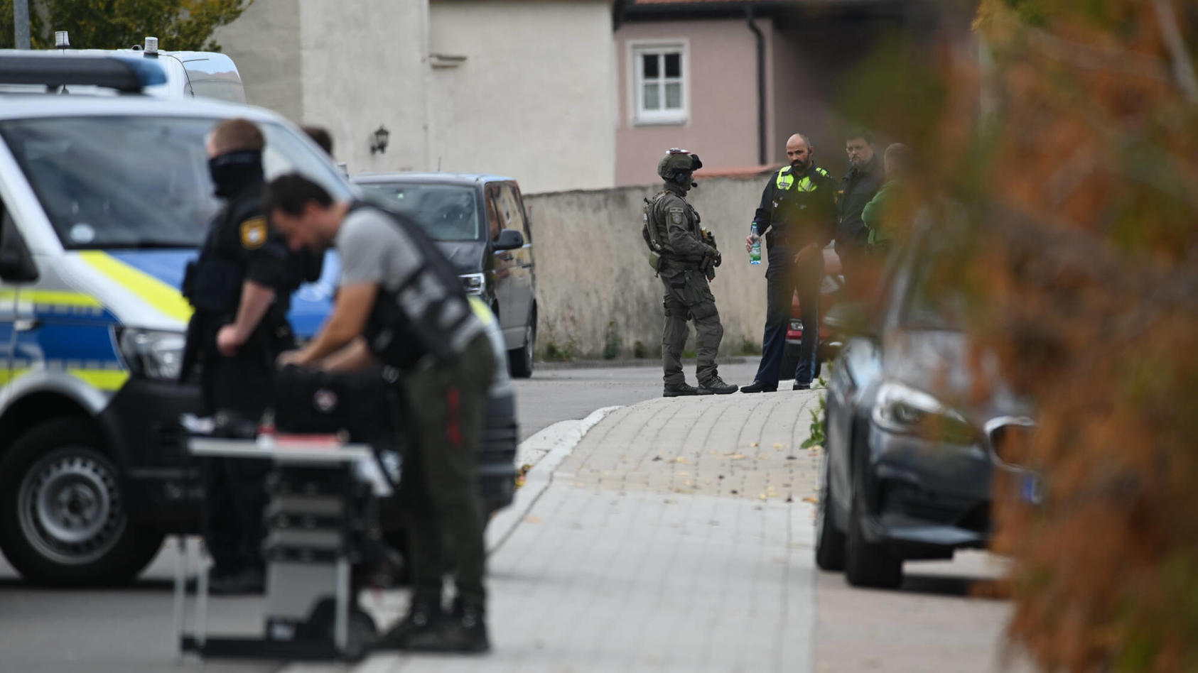  Tötungsdelikt in Bayern, 10.10.2022, Bayern, Weiltingen: Einsatzkräfte, darunter SEK-Beamte, stehen nach einem Tötungsdelikt im Markt Weiltingen im Landkreis Ansbach. Ein Mann hatte aus einem Auto einen anderen Mann durch eine Schusswaffe tödlich ve