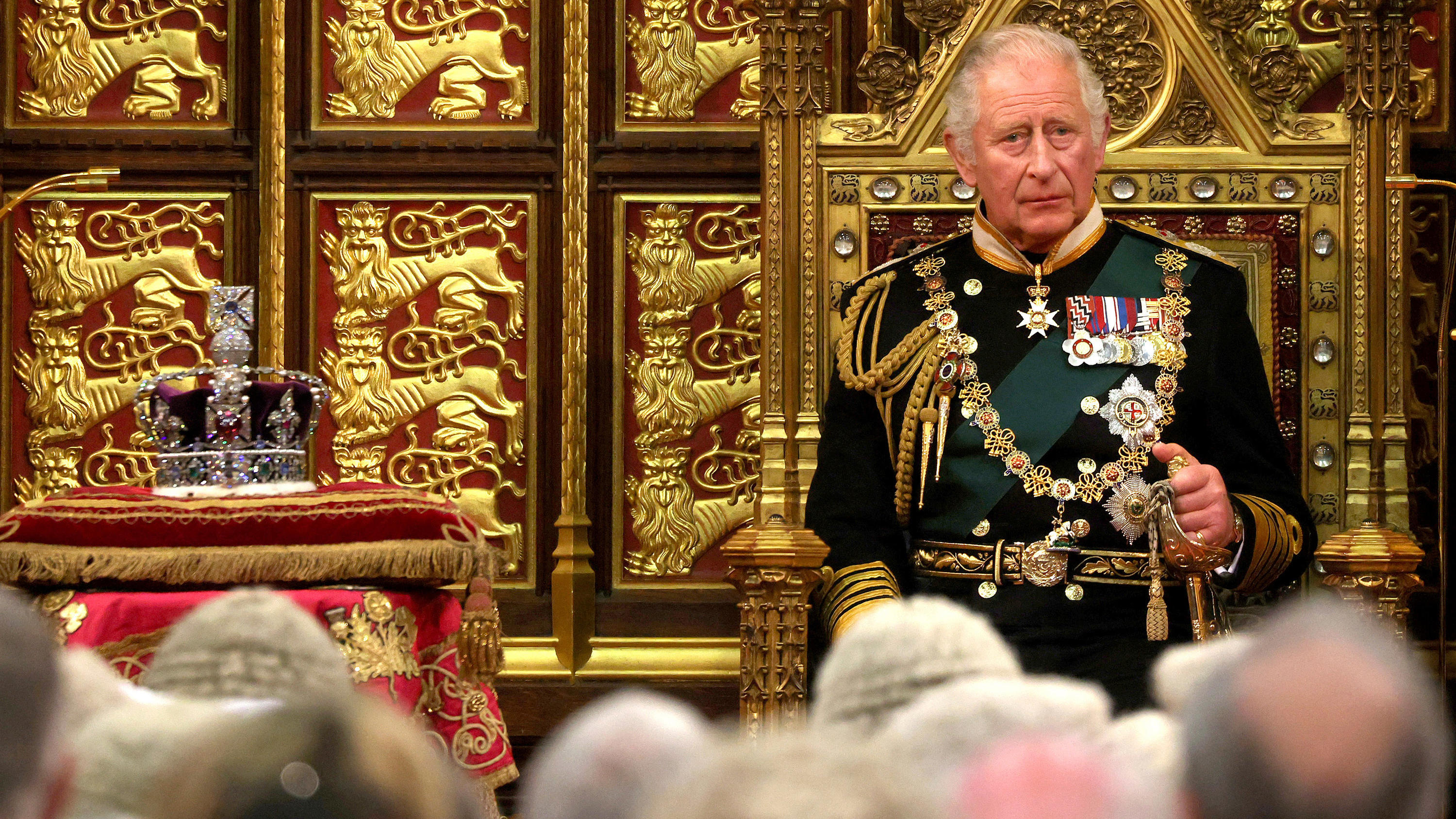 ARCHIV - 10.05.2022, Großbritannien, London: Charles, Prinz von Wales, verliest die Rede der Königin zur Eröffnung der neuen Sitzungsperiode des Parlaments im House of Lords - neben ihm liegt die Imperial State Crown auf einem Kissen. Der britische K