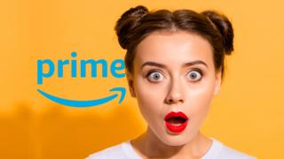 Eine Frau freut sich über Amazon Prime Day Angebote.