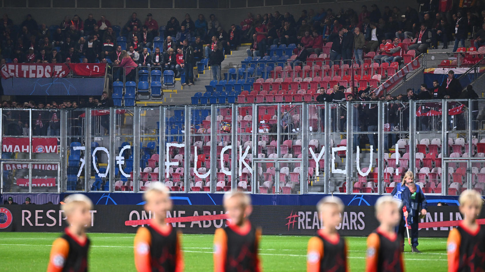 Bayern-Fans protestieren bei Champions-League-Spiel in Pilsen gegen Ticketpreise