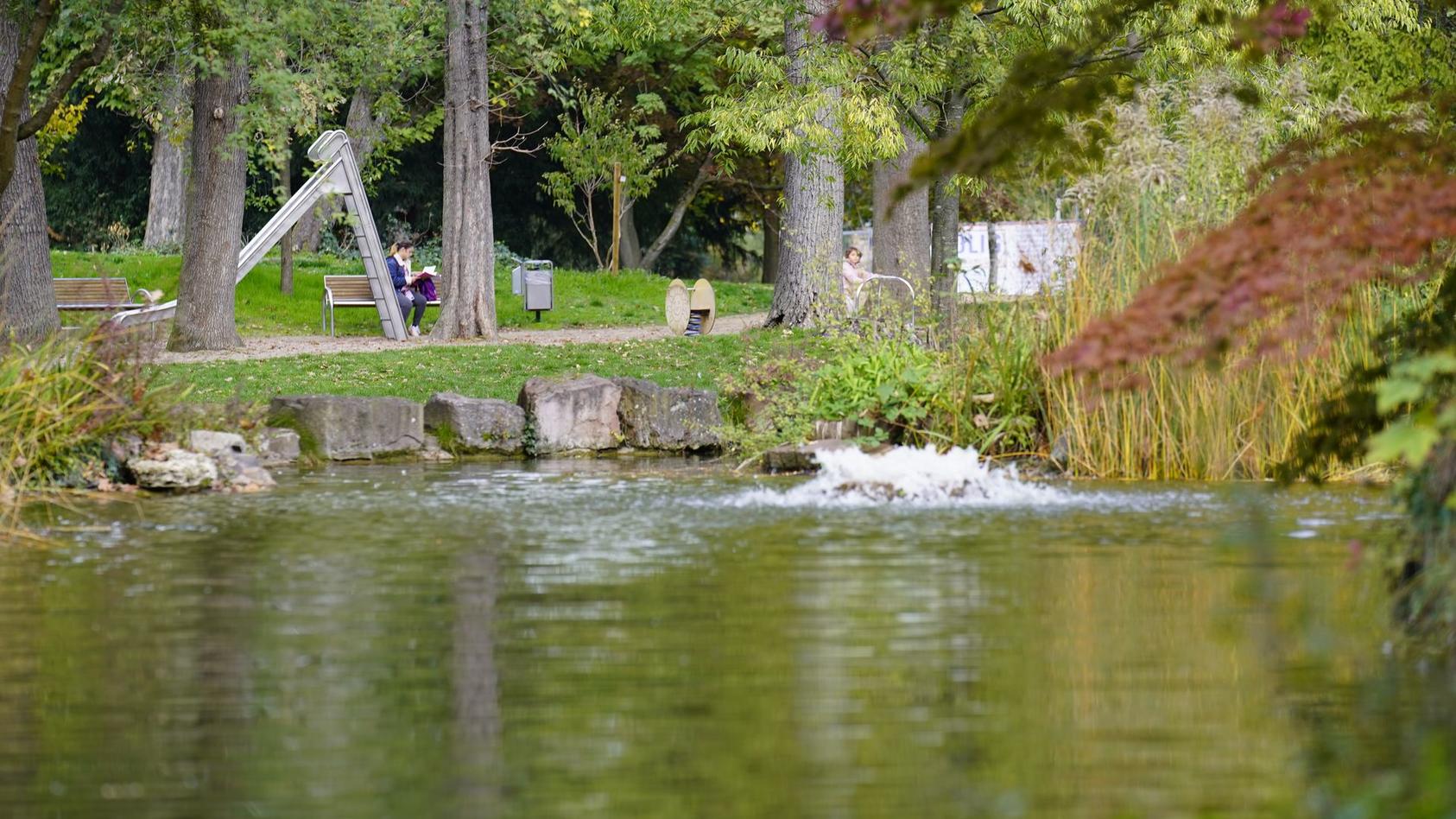 Rüsselsheim (Hessen) Kleinkind (1) fällt in Teich zwei Tage später