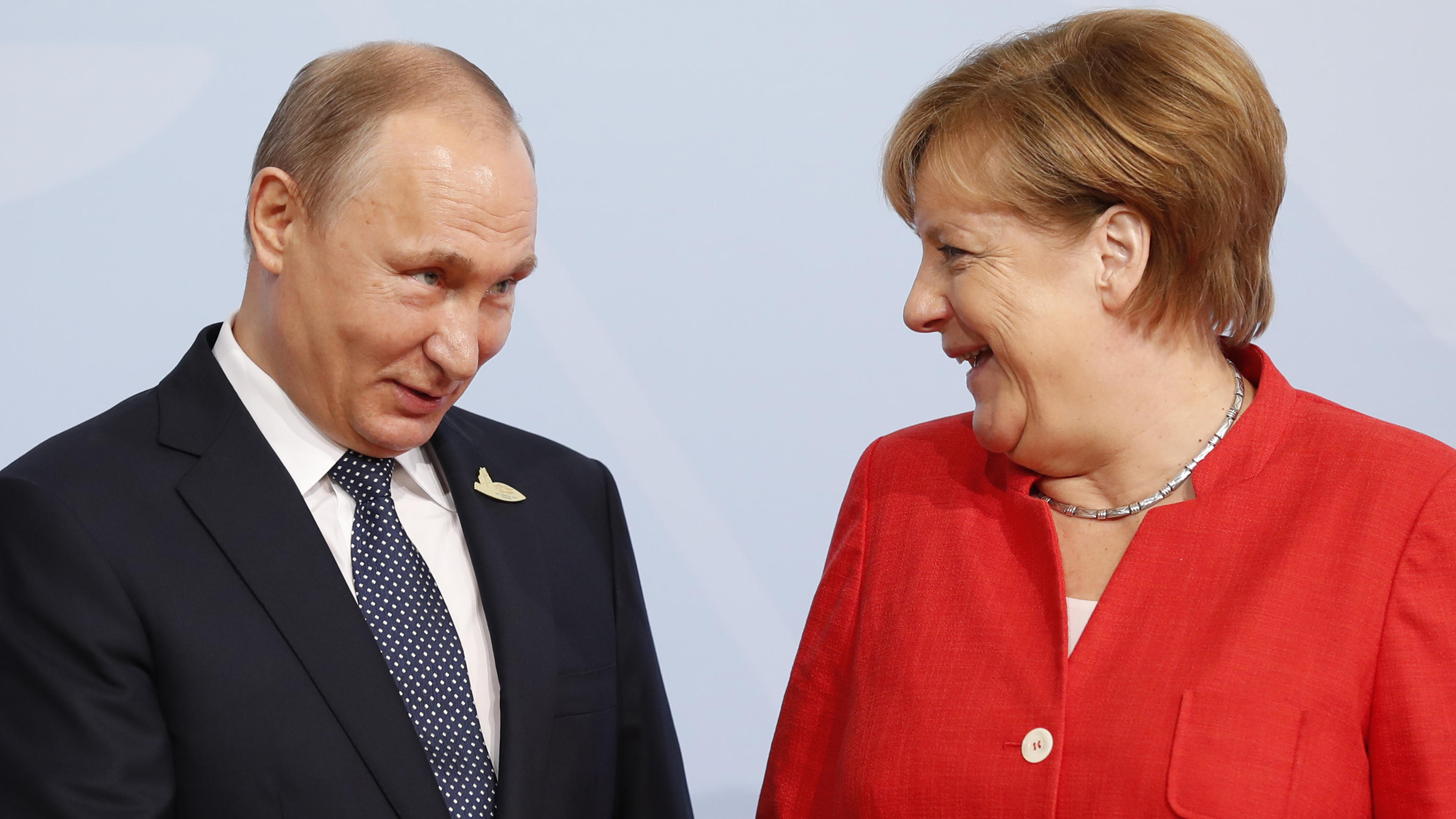 Russlands Präsident Wladimir Putin und Bundeskanzlerin Angela Merkel bei der Begrüssung zum G20 Gipfel in den Hamburger Messehallen/ 070717*** G20: Arrivals at Hamburg Fair and Congress Center, Hamburg, Germany - 07 Jul 2017 ***