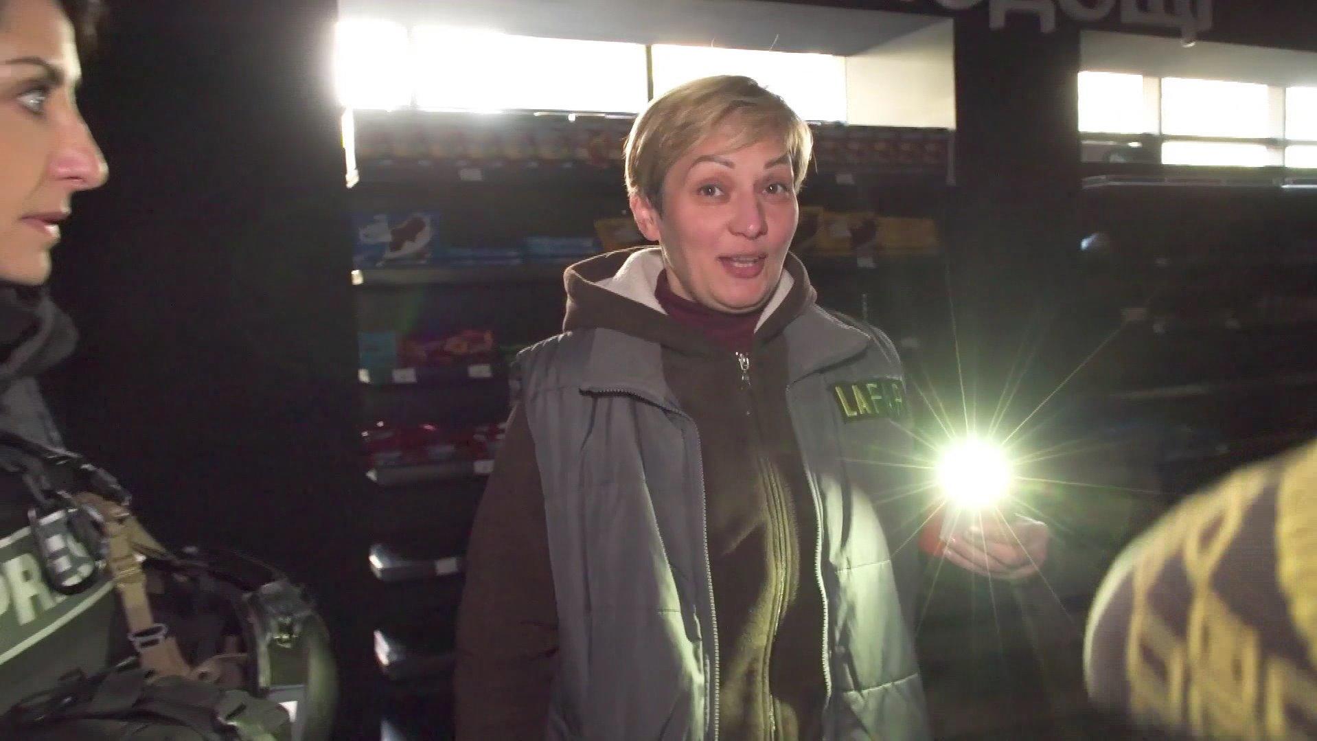 Iryna ist Supermarkt-Managerin in Bachmut, Ukraine: Die Waren werden am Eingang verkauft, im Hellen. Es ist eine Art Treffpunkt in einer Stadt, wo es nur noch die wenigsten aushalten. Der Gefechtslärm ist eine ständige Drohkulisse
