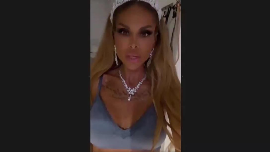 Nicht mehr im  Brautkleid, dafür aber mit Diadem im Haar berichtet Lisha ihren Fans von ihrem rauschenden Hochzeitsfest. 
