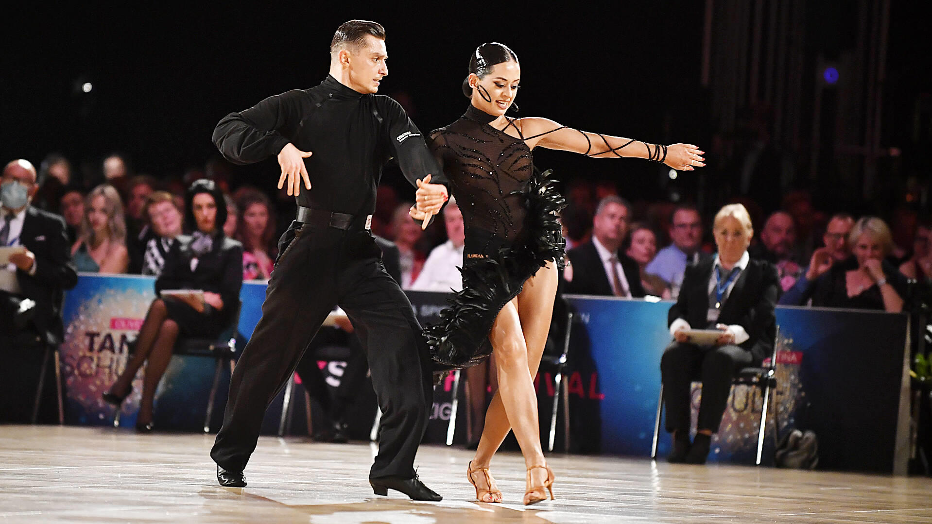 Mit ihrer Leistung bei der Tanz-Weltmeisterschaft "Latein und Showdance Standard" 2022 in Leipzig können Zsolt und Malika mit ihrer Kür überzeugen.