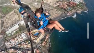 Sarah Engels schwebt per Paraglider in ihr neues Lebensjahrzehnt.