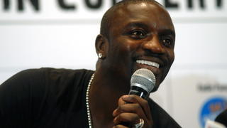 Sänger Akon liebt es, mehrere Frauen zu haben.