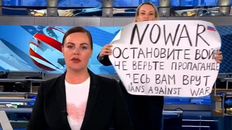 nach-protest-im-russischen-tv-marina-owsjannikowa-in-deutschland