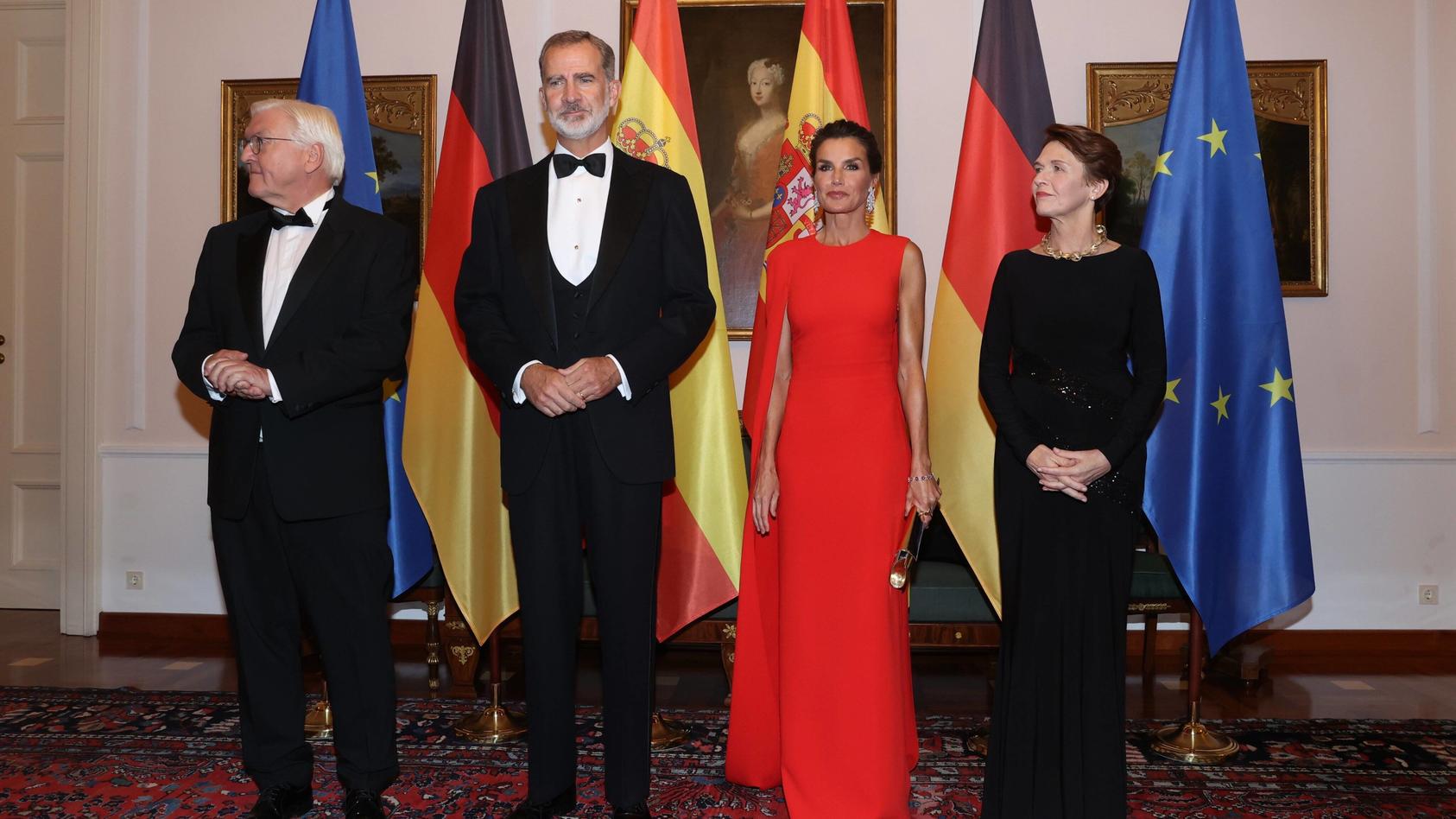  17-10-2022 Gala German President Frank-Walter Steinmeier and King Felipe and Queen Letizia and Elke Buedenbender pose for a photo ahead of a banquet at the presidential Bellevue Palace in Berlin  PUBLICATIONxINxGERxSUIxAUTxONLY Copyright: xPPEx