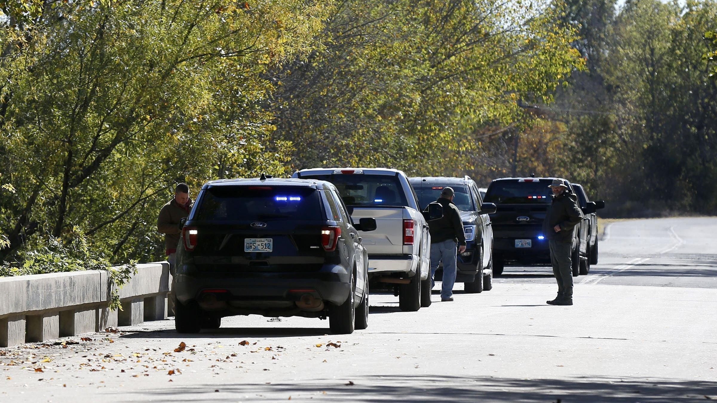 Ermittler am Deep Fork River in Oklahoma, wo die Überreste von vier vermissten Männern gefunden worden sind.