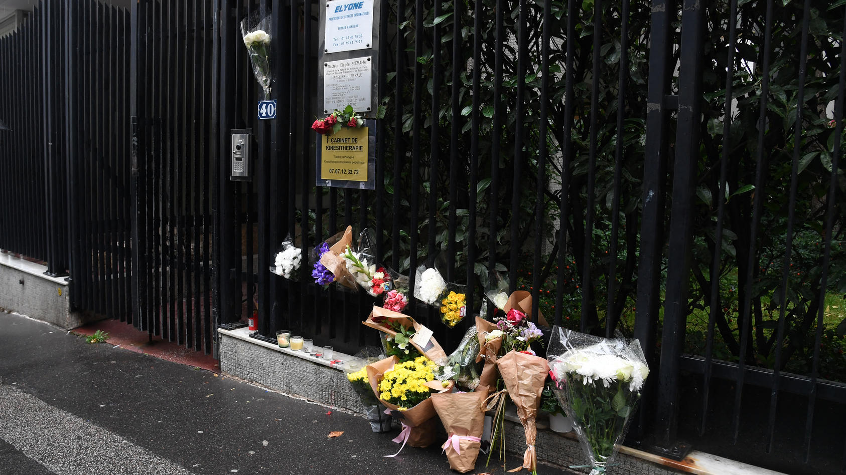 Nach dem Mord an der zwölfjährigen Lola haben viele Menschen Blumen, Kuscheltiere und Briefe vor ihrem Elternhaus in Paris abgelegt.