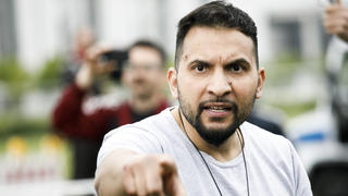 ARCHIV - 23.05.2020, Berlin: Attila Hildmann, Autor veganer Kochbücher, nimmt an einer Demonstration vor dem Reichstag teil. (zu dpa «Hildmann hat keine türkische Staatsbürgerschaft - Auslieferung?») Foto: Carsten Koall/dpa +++ dpa-Bildfunk +++