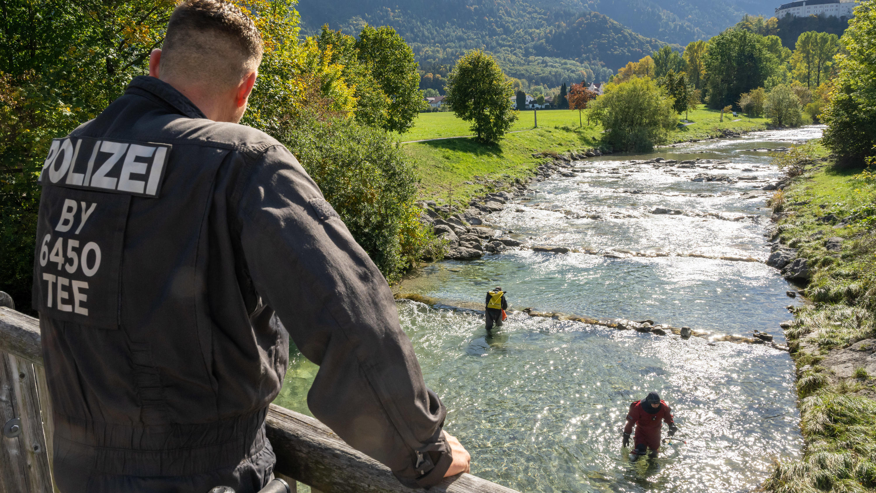 Nach dem gewaltsamen Tod von Hanna aus Aschau im Chiemgau suchen Polizeitaucher in der Ortschaft das Flussbett der Prien nach Spuren ab.