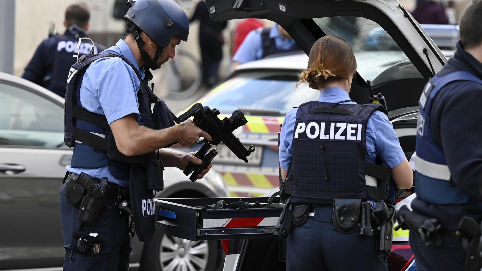 Einsatzkräfte an der Corneliusstrasse in Ludwigshafen, nachdem dort ein 25-Jähriger auf mehrere Menschen eingestochen hat. 