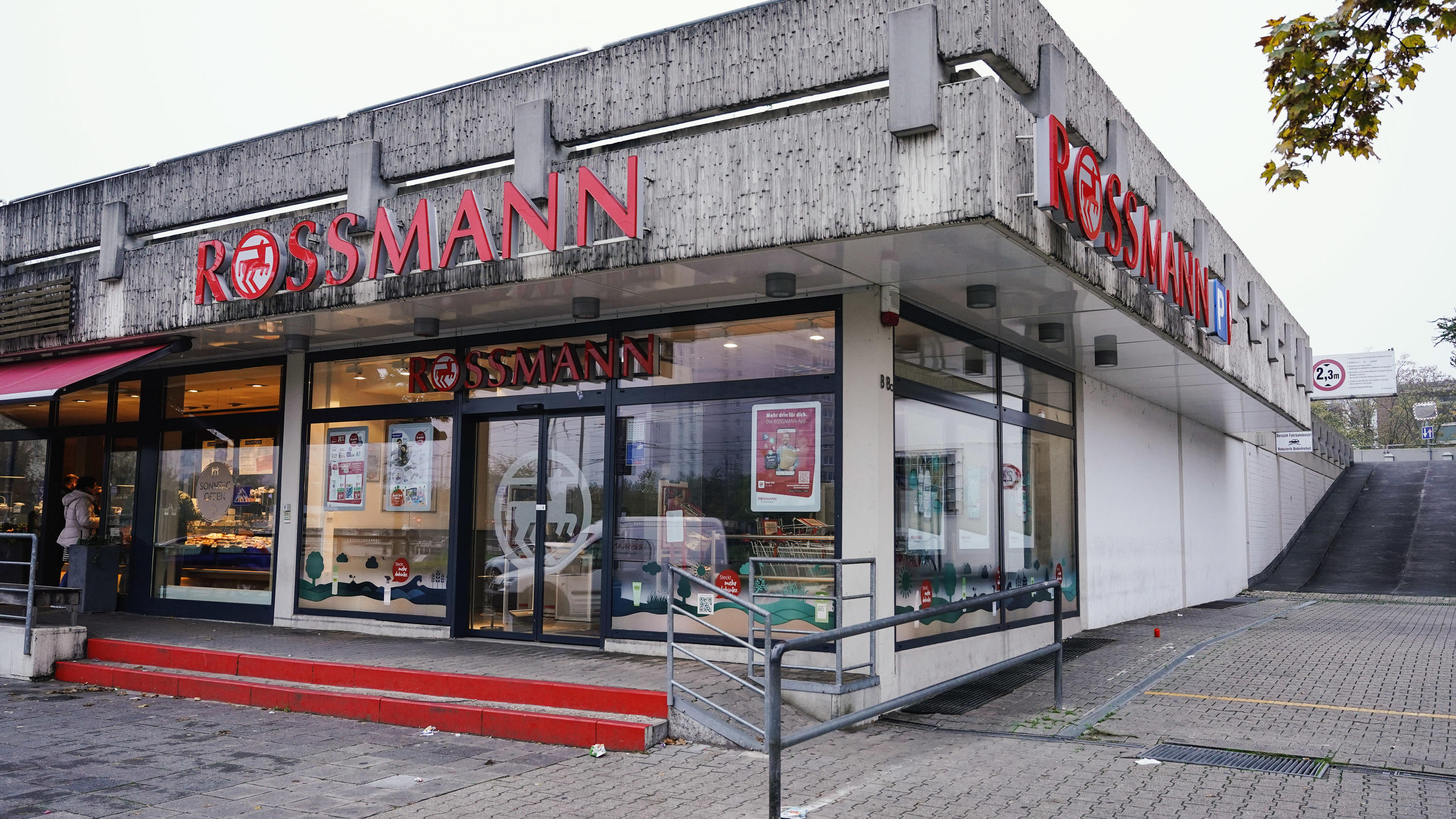Beamte stellten den Verdächtigen in einem Drogeriemarkt in Ludwigshafen-Oggersheim und schossen auf den Mann, um ihn zu stoppen.