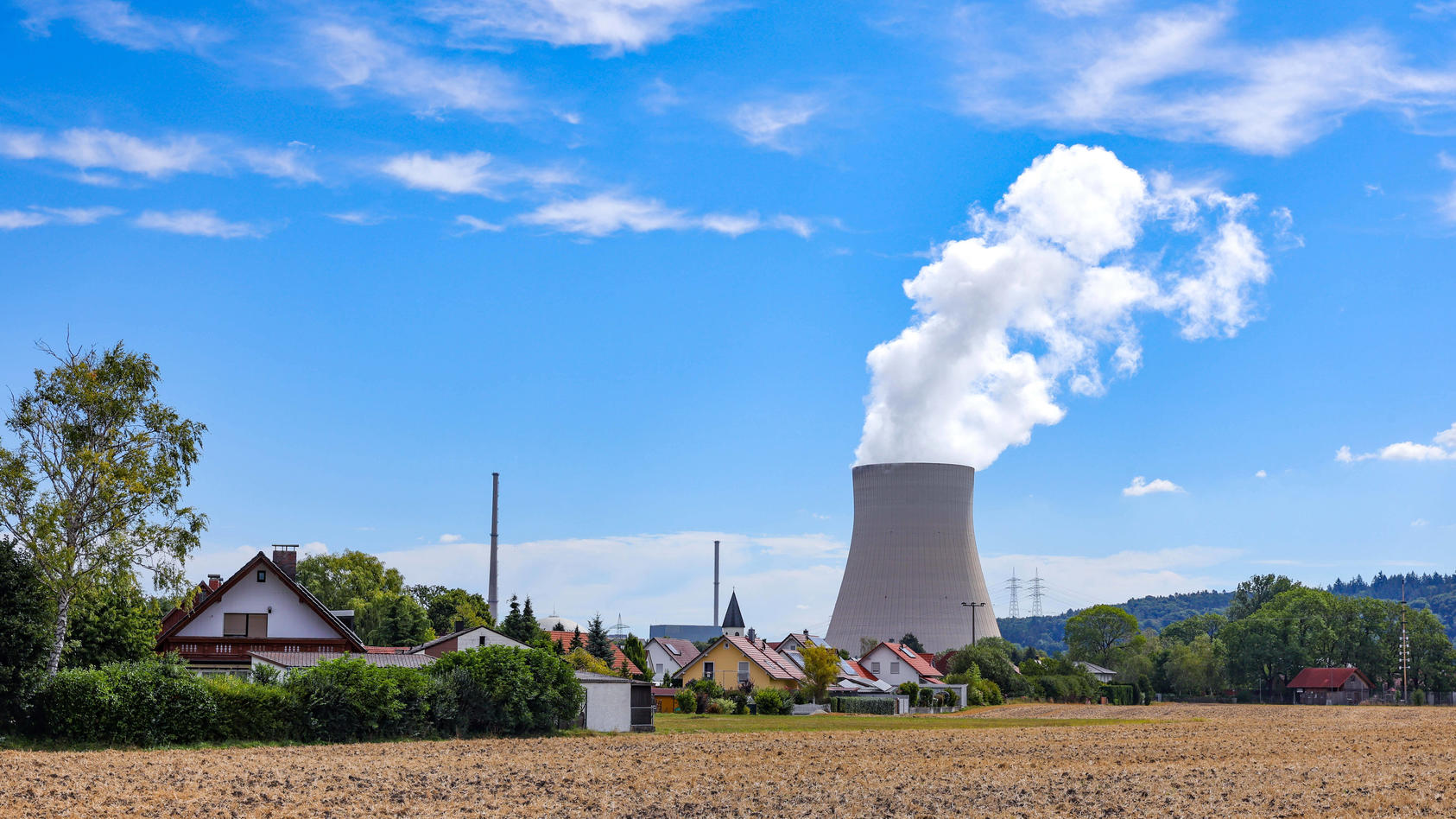  Atomkraft Atomkraftwerk Das Kernkraftwerk Isar, auch Kernkraftwerk Isar/Ohu liegt in Niederbayern im Dorf Unterahrain Markt Essenbach Kreis Landshut, 14 Kilometer flussabwärts von Landshut, auf dem Gebiet des Marktes Essenbach. Auf dem Werksgelände 