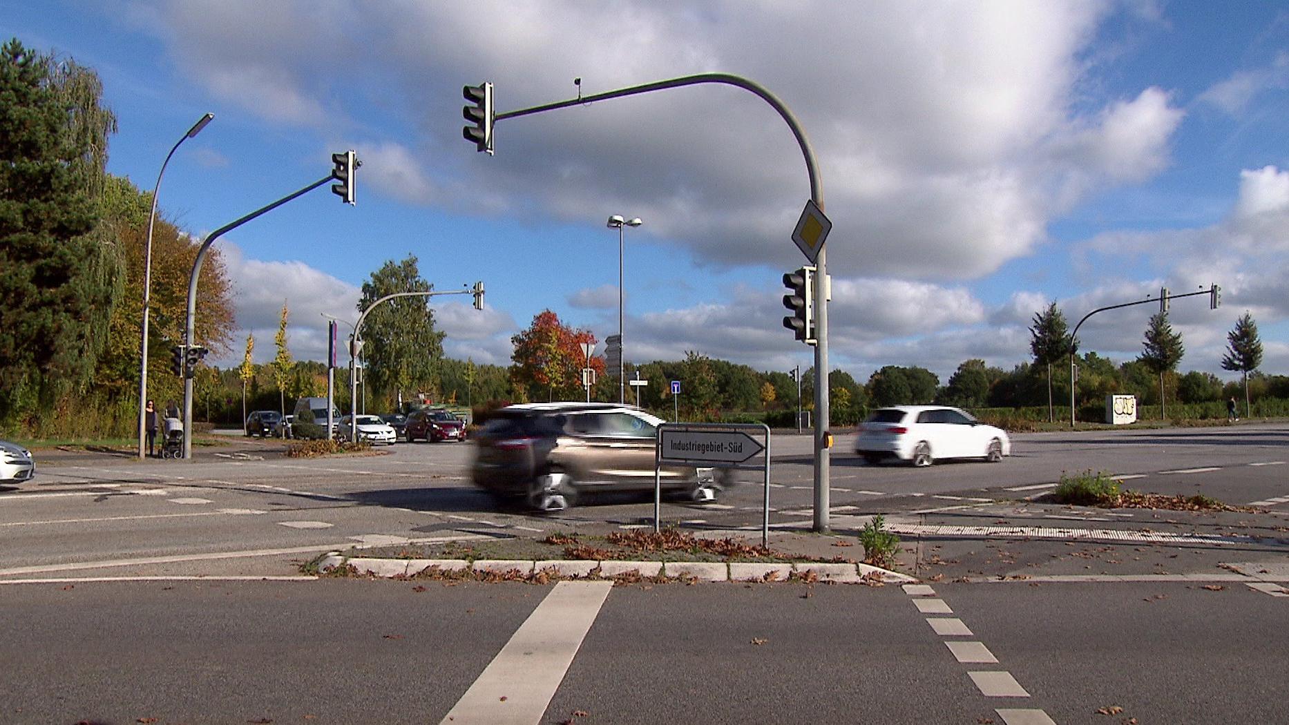 Die Kreuzung Hamburger Straße/Hans-Böckler-Straße ist tagsüber vielbefahren.