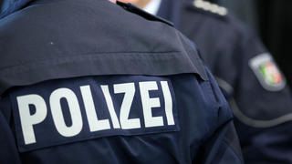 ARCHIV - ILLUSTRATION - Zwei Polizisten stehen am 27.11.2014 in Münster (Nordrhein-Westfalen). Die rund 40 000 Polizisten in Nordrhein-Westfalen haben 2016 einen Berg von 5,43 Millionen Überstunden vor sich hergeschoben. Das geht aus einem Bericht des Innenministeriums hervor, der am Donnerstag im Landtag vorgelegt wurde. Foto: Friso Gentsch/dpa +++ dpa-Bildfunk +++