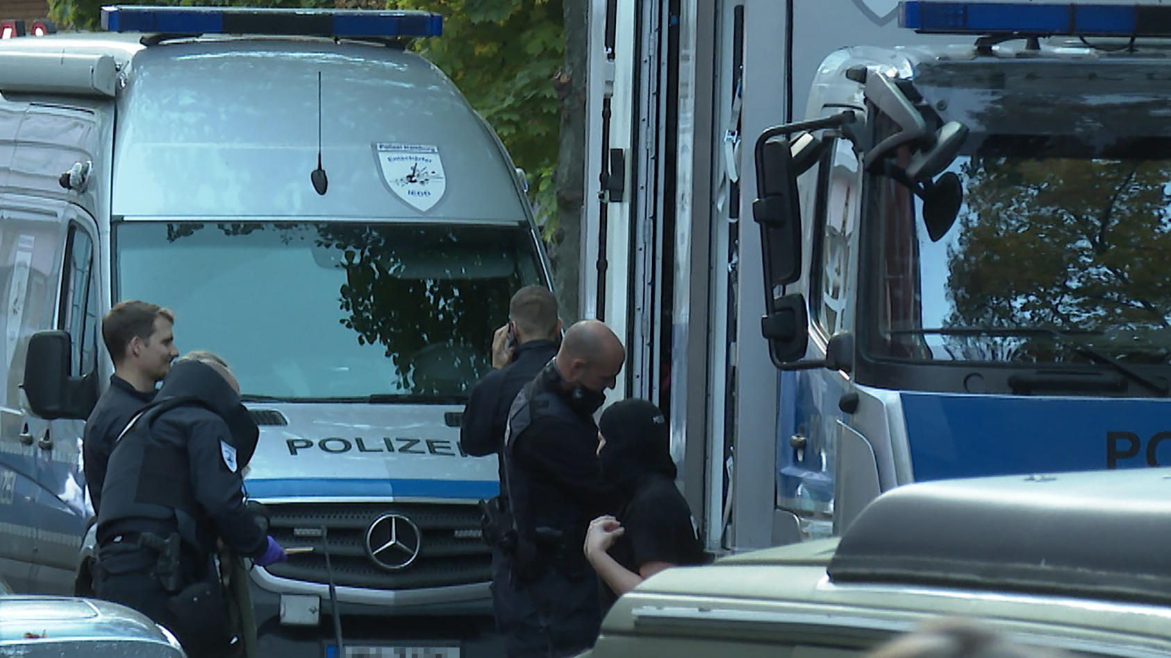 19.10.2022, Hamburg: Polizisten eines Entschärfungskommandos stehen vor ihrem Einsatzfahrzeug. Sie haben die Wohnung eines 32-Jährigen durchsucht, der Chemikalien bei einem Online-Marktplatz erworben haben soll. Der Verdacht, diese wären zur Herstell