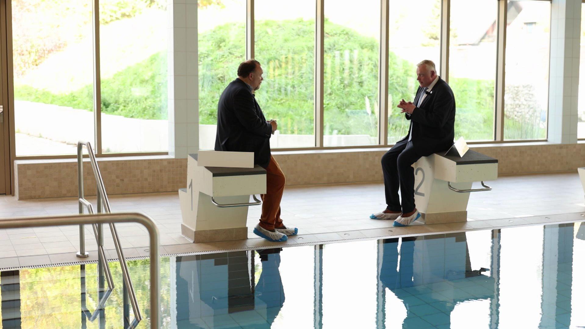 Bürgermeister Daniel Hartmann (r.) erklärt RTL-Reporter Thomas Präkelt die Probleme des städtischen Schwimmbades.