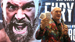 Boxing - Tyson Fury v Derek Chisora Press Conference - Tottenham Hotspur Stadium, London, Britain - October 20, 2022 Tyson Fury with £10,000 in cash after winning a bet from promoter Frank Warren during the press conference Action Images via Reuters/Paul Childs     TPX IMAGES OF THE DAY