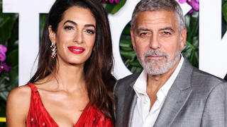  Los Angeles Premiere Of Universal Pictures Ticket To Paradise Lebanese-British barrister Amal Alamuddin Clooney wearing an Alexander McQueen dress and husband/American actor and filmmaker George Clooney arrive at the Los Angeles Premiere Of Universal Pictures Ticket To Paradise held at Regency Village Theatre in Westwood, Los Angeles, California, United States. Regency Village Theatre, Westwood, Los Angeles, California California United States PUBLICATIONxNOTxINxFRA Copyright: xImagexPressxAgencyx originalFilename: collin-losangel221018_np2pD.jpg